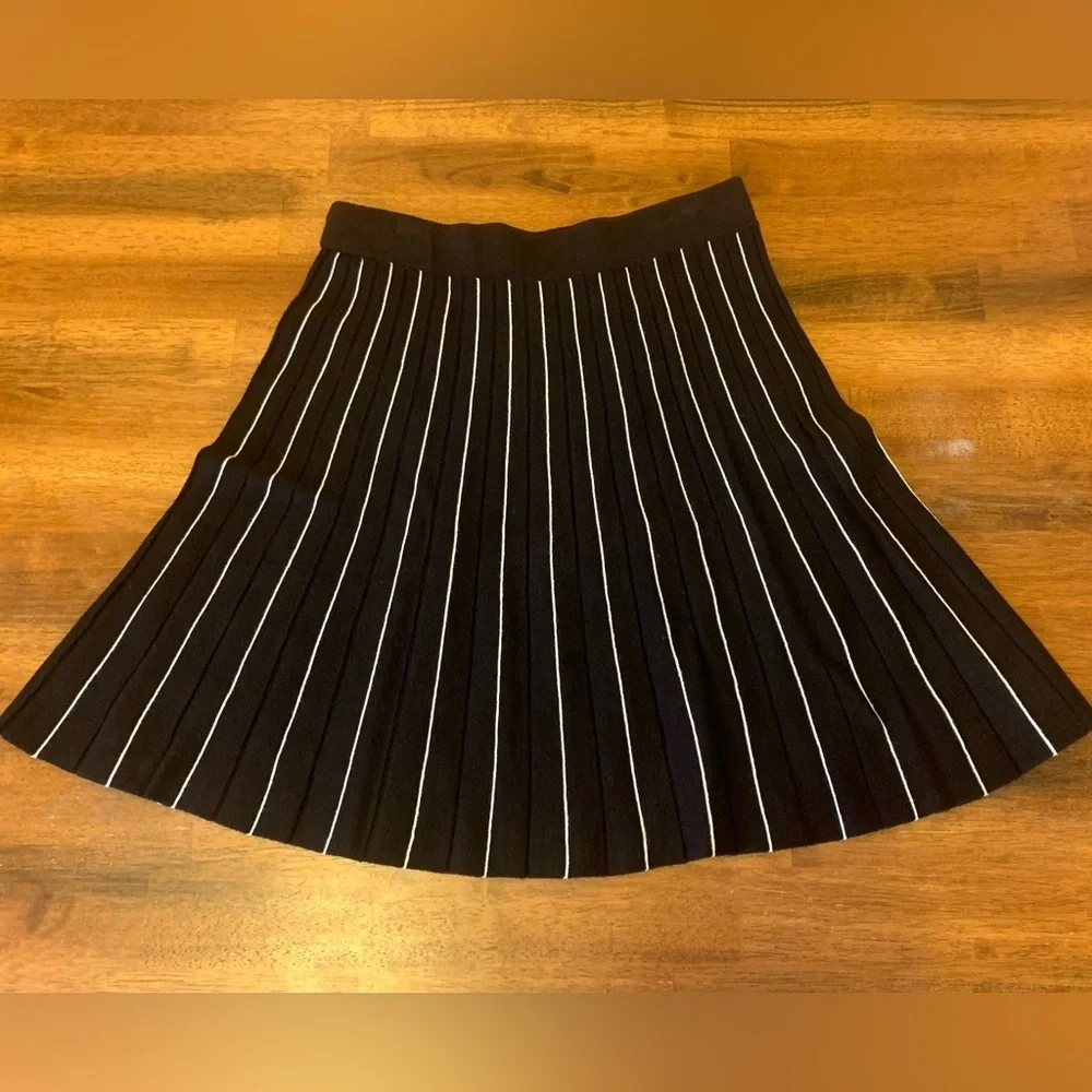 Loft skirt women’s XS black white stripe knit mini